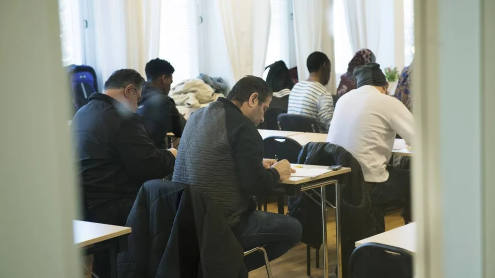 Svenska för invandrare.
Reglerna för att få delta i sfi är krångliga och informationen är otydlig.
