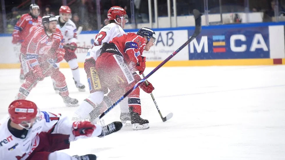 Pierre Gustavsson spelade både back och center mot Modo och gjorde det bra.