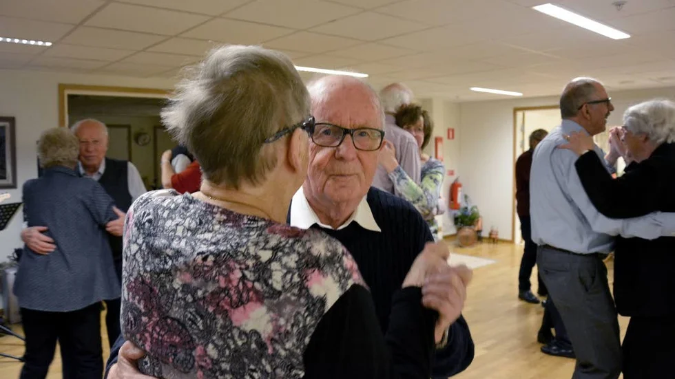 Dansant par. Yngve Strand för runt särbon Gunbritt Andersson i dansen. Paret älskar att få komma ut och dansa och berättar att de även brukar besöka Marieborgskyrkans danser tillsammans.