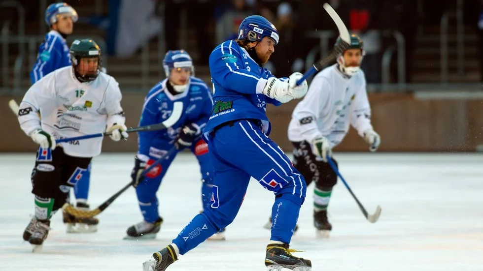 SKYTTE. IFK Motalas spelande tränare Daniel Lehnbom brassar på från straffpunkten.