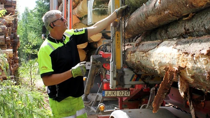 Roséns Skogstransporter använder automatspännare för att säkra lasten. Inget som är lagstadgat, men betydligt säkrare än att spänna band för hand, menar Rosén.