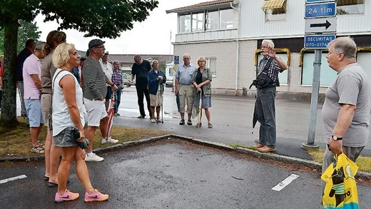 Georg Karlsson från Hultsfreds hembygdsförenuing berättade bland annat om huset i bakgrunden som byggdes 1894 och var ortens första Apotek.