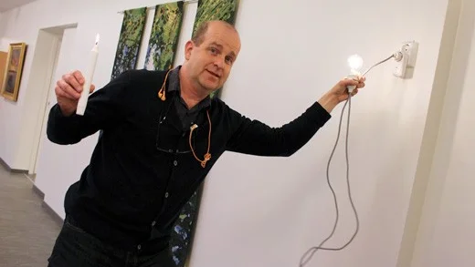 Mikael Nyman, klimat- och energirådgivare i Västerviks kommun påminner om Earth Hour, som infaller på lördag.