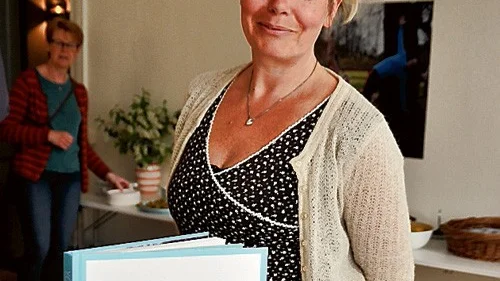 Linnea Jensen är nöjd med slutresultatet: boken Yogakärlek, som är precis vad det låter som.