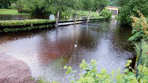 En trädgård vid Bergs förvandlades till en mindre "insjö" och inne i Mörlunda vattenfylldes källarna i ett 15-tal fastigheter.