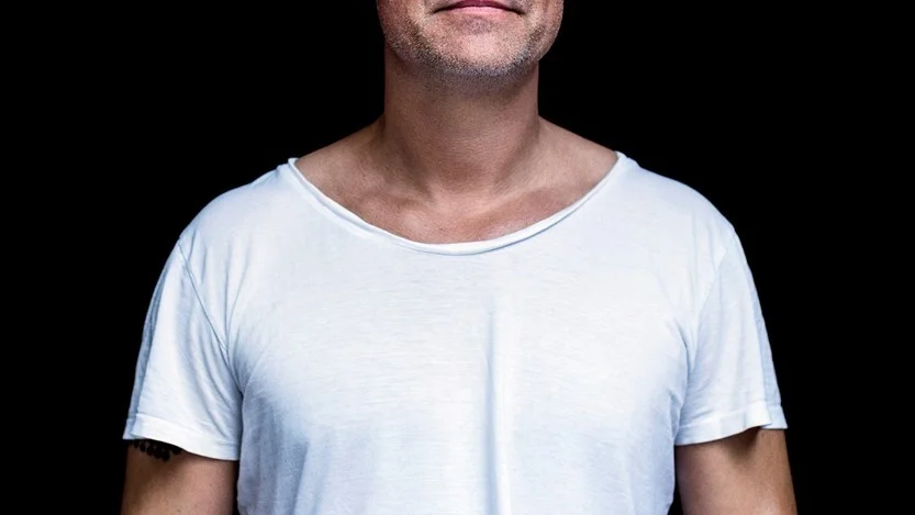 Myggolja och gummistövlar. Möjligt att det kan bli något kula av det. Henrik Schyffert kommer till Bråvalla. Foto: Pressbild