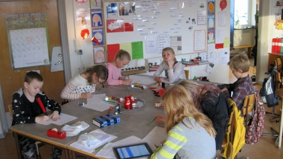 Lärarna på Vena skola tänkte nytt och lät eleverna göra julklappar till barn i Östeuropa istället för att baka pepparkakor och göra julpyssel. Nu hoppas eleverna att det här ska bli tradition.