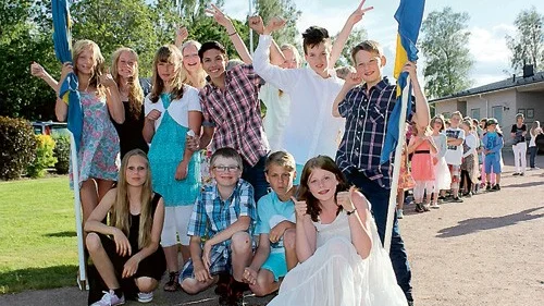 Klass 6 i Frödinge skola gick i täten in till låg- och mellanstadiets  avslutning i kyrkan. Stående fr v: Anna Petersson, Hanna Nilsson, Erika  Nilsson, Louise Pettersson, Mattias Josefsson, Emma Alsér, Nils Hansson  och Fredric Carlsson. Sittande fr v: Evelina Törngren, Lukas Karlsson,  Tage Falk och Felicia Honett.