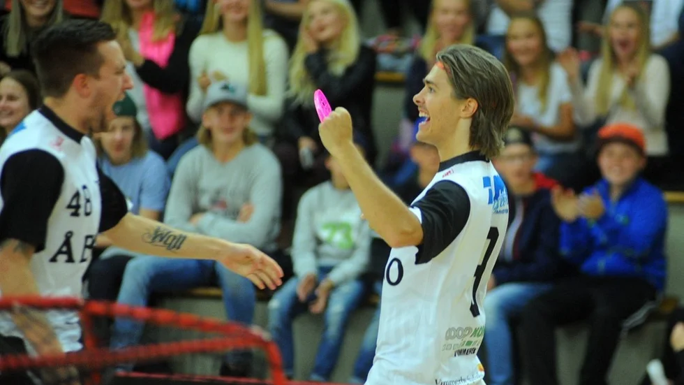 MÅSTEMATCH. Som vanligt tillhör Victor Wall och Jonatan Green toppen av poängligan. Men för laget har det gått sämre på slutet. För att inte avståndet uppåt ska bli oroväckande stort behöver VIBK vinna på söndag. Foto: Magnus Strömsten