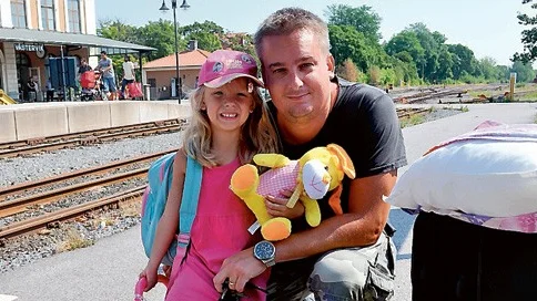 Ida Hjalmarsson åkte Smalspåret med pappa Marcus Hjalmarsson till farmor i Totebo.
