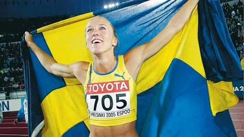 VM-guld, VM-guld, VM-guld! För ett år sedan skadade sig höjdhoppsstjärnan Kajsa Bergqvist svårt under tävling, i går blev hon världsmästare.