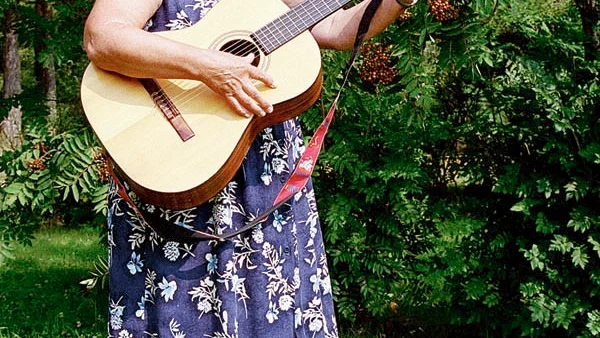 Berna Karlsson kommer arbeta vidare som musiklärare trots att hon egentligen kan pensionera sig.