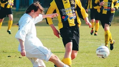 Jesper Lätt gjorde sitt fjärde mål för säsongen då Gullringen mötte Saxemara på bortaplan i omstarten av fotbollstrean. Det räckte dock inte till poäng utan laget fick se sig besegrade med 3-1. Foto: Magnus Strömsten