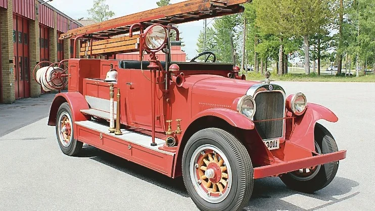 Västerviks första brandbil, en Graham Brothers från 1926. Brandstegarna av trä kommer från stationen i Älmhult. Foto: Lena Dahlberg