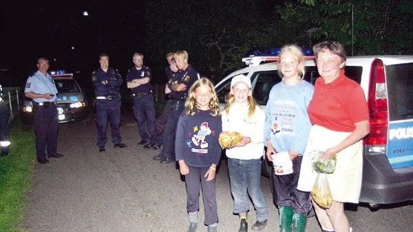 Tolv timmar senare. Tack vare intensivt sökarbete och en hel del tur slapp mormor Christel och barnbarnen Rebecca, Alexandra och Therese tillbringa natten i skogen.