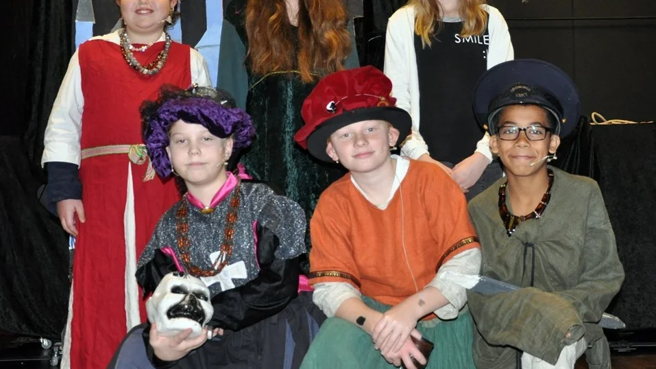 Emelie, Elin, Johanna, Christopher, Fabian och Robel uppträdde med föreställningen Hamlet.