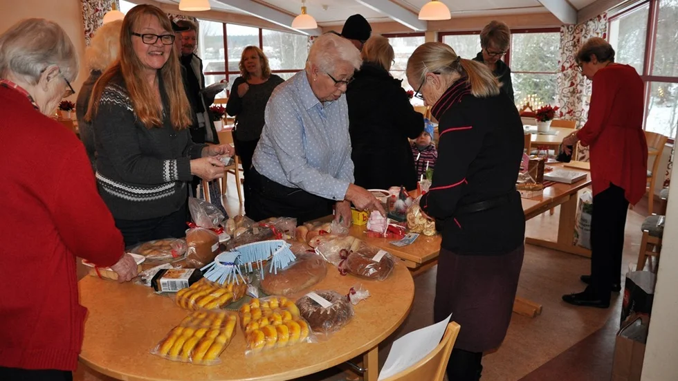 På församlingshemmet kunde man gå på hantverksmarknad.
