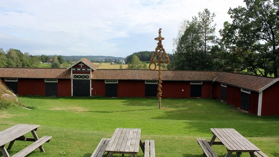 Midsommarfirandet sker på tradionsenligt sätt vid kyrkstallarna i Hallingeberg. Foto: Lena Dahlberg
