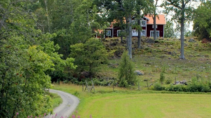 Det är inte bara hus som ska byggas, den lilla grusvägen är också ny. Ett måste för att fyrhjulingen ska ta sig fram.