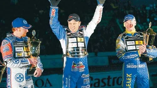 En mästare på tronen. Danske Nicki Pedersen (i mitten) blev ifjol världsmästare. I år får han trycket på sig att försvara titeln. Han utmanas bland annat av Jason Crump till vänster, men kanske framförallt av svenske Tony Rickardsson till höger i bild.