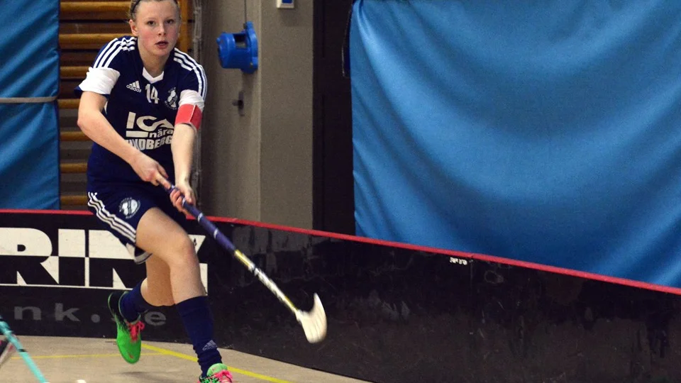 Elin Andersson inledde målskyttet för sitt HM IS när laget skrällvann med 4-0 över tidigare serledarna IBK Svala.
Foto: Ossian Mathiasson