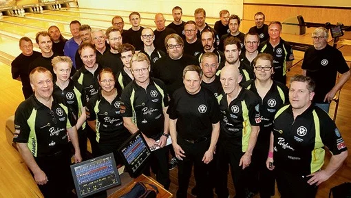 Hela gänget med nuvarande och före detta spelare i VBK som möttes i en match i lördags för att fira klubbens 50-årsjubileum.