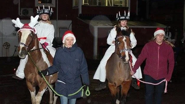 De båda ryttarluciorna Evelina Nilsson och Thea Larsson satt stadigt på hästryggen.