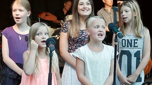 Wilma, Saga, Tilde, Linn och Julia sjöng sommarvisor.