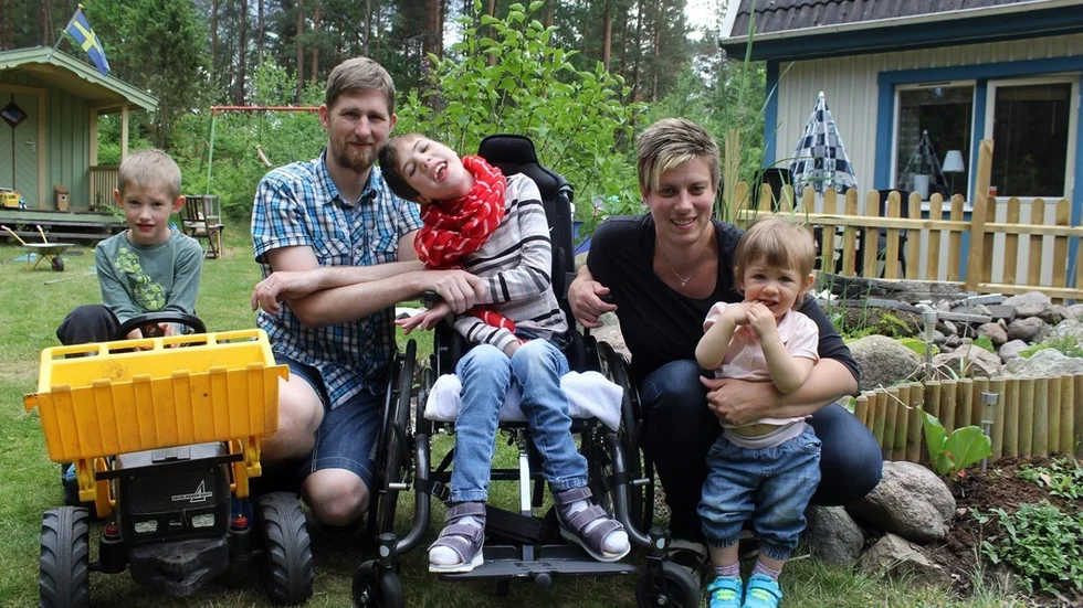 Hela familjen Hill med pappa Kristian, mamma Pernilla och barnen Lisa, Emil och Inez. Foto: Charlotte Madestam