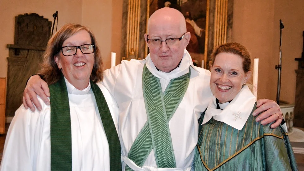 En trio som samtliga medverkade vid söndagens gudstjänst och avtackning. Från vänster, Karin Björk, kyrkoherde i Södra Tjust pastorat, Nils-Henrik Sikström och Karin Sanell, församlingspräst i Misterhult.