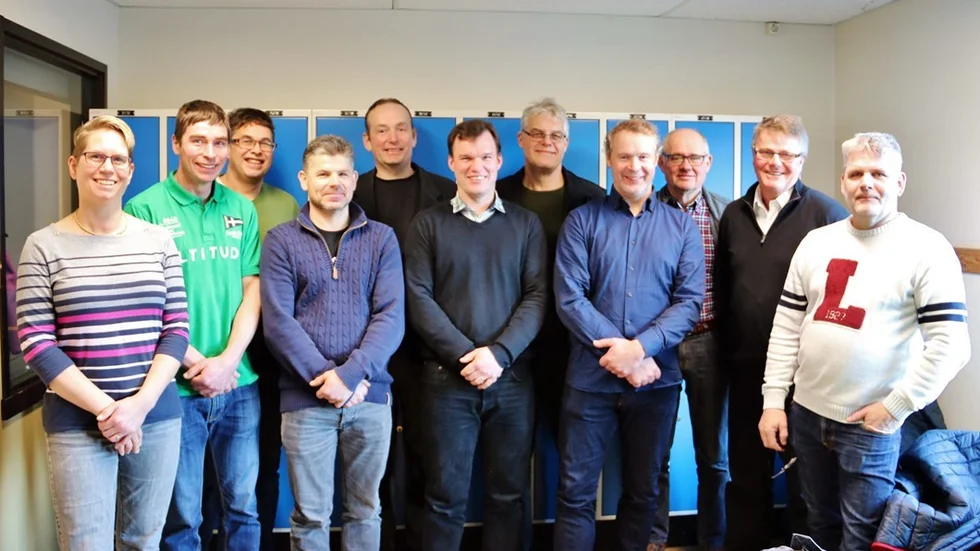 Hederutmärkelse delades ut av LRF i torsdags till värdarna. Från vänster: Anne Jacobsson, David Kasselstrand, Joakim Andersson, Per Svensson, Otto Jacobsson, David Klasén, Michael Andersson, Fredrik Andersson, Ingmar Olovsson, Håkan Lundgren och Magnus Svensson. Foto: Liselotte S Johansson