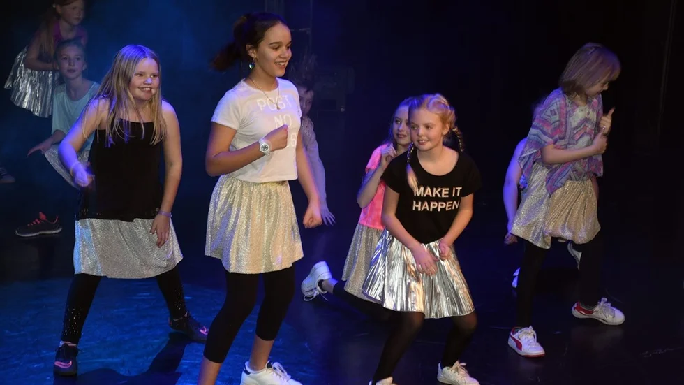 Streetjazz sysslar de här tjejerna med.