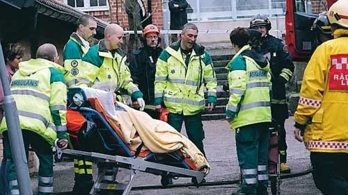 Vid 17-tiden igår eftermiddag larmades räddningstjänsten till en brand på servicehuset Översten. En kvinna i 80-årsåldern räddades ur lägenheten av en förbipasserande man. Kvinnan undkom utan synliga skador men uppges vara chockad.