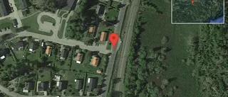 Brinnande fordon stoppar trafiken på väg 728