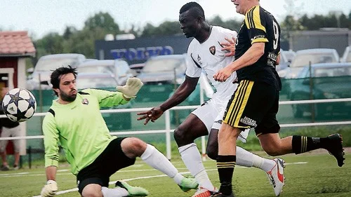 På väg igenom. Jesper Lätt i ett av alla lägen för Vimmerby. Rosengårds väldige mittback Emmanuel Ayaah Okine och målvakten Blerim Gjudsufi stod dock i vägen.