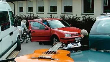 Gitarren följer med när de gamla i Hjorted far på semester.