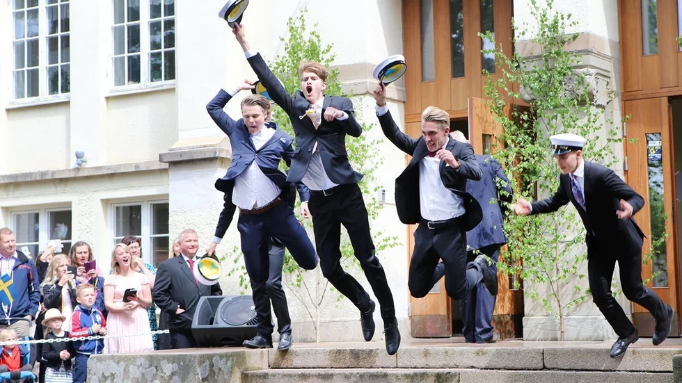 De första studenterna springer ut genom dörrarna på Östanåskolan. Foto: Roelof Stroetinga