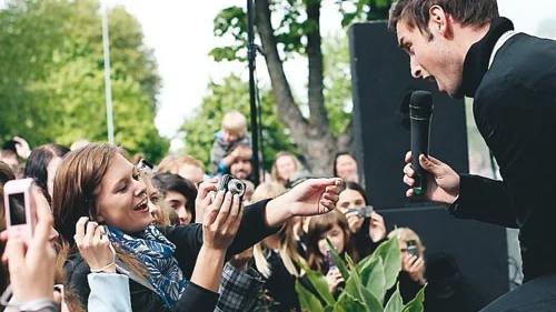 Längst fram i publiken fanns de mest engagerade fansen som både skrek, sjöng och önskade låtar om vartannat.
