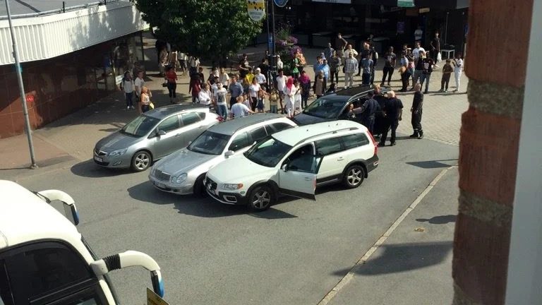 Efter ett kort förföljande kunde polisen preja mannens bil i höjd med gågatan. Föraren greps, liksom en man som försvunnit till fots. Brottsrubriceringarna är i nuläget mordförsök på poliserna, våld mot tjänsteman och försök till stöld av polismans oc-spray. Foto: Christian Oscarsson