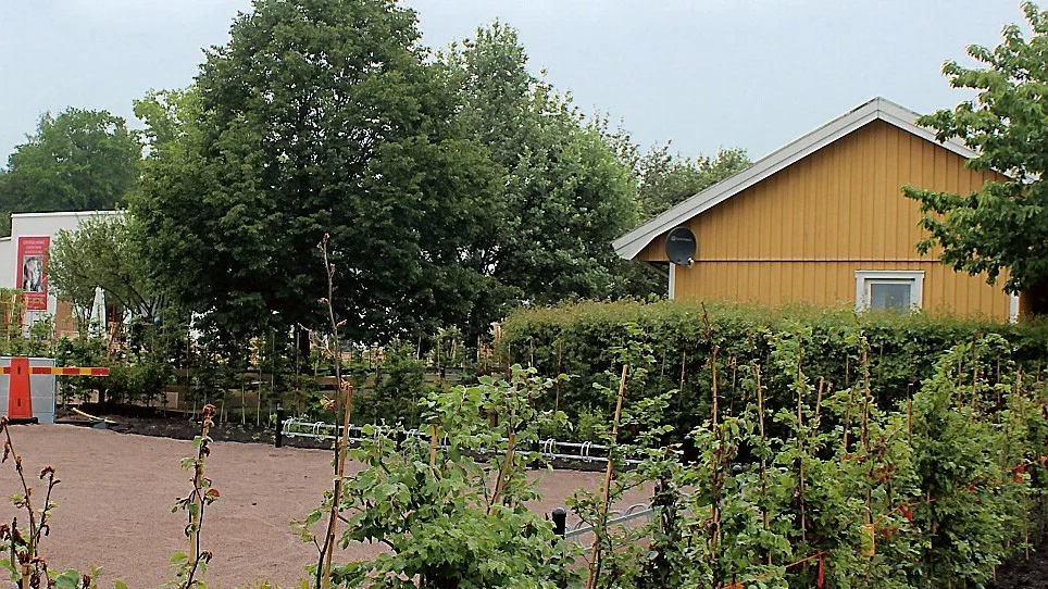 Omdiskuterat boende. Personalen tycker att placeringen alldeles intill Astrid Lindgrens Näs är perfekt. Socialnämndes ordförande Elisabeth Lago Nilsson (KD) står fast vid att platsen är olämplig med tanke på den beräknade turistströmningen till trädgårdarna.