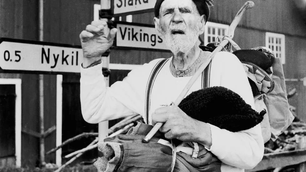 17 juli 1957 och "Sveriges sista luffare", Gustaf Hermansson, passerar i närheten av Nykil.