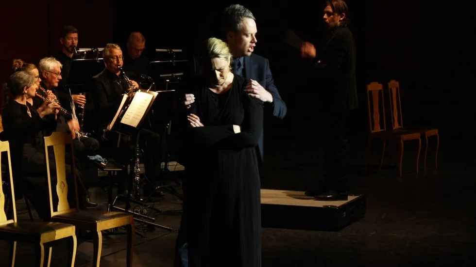 Carmen (Miriam Treichl) och Don José (Joachim Bäckström) i en smärtsam uppgörelse
