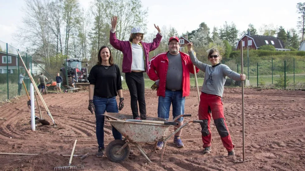 Camilla Einarsson, Mollet Bäckström, Peter Eriksson och Heléne Bäckström är med och rustar upp de igenväxta tennisbanorna.