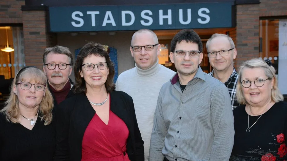 En stor del av Kristdemokraternas laguppställning i den nya kommunala organisationen. Fr.v Ann-Sofie Henriksson, ledamot isocialnämnden, Anders Brunegård, ersättare, Gudrun Brunegård, vice ordförande i fullmäktige, valnämnden och demokratiberedningen, Tino Åberg, ledamot i miljö- och byggnadsnämnden, Torbjörn Sandberg, Ola Gustafsson, kommunstyrelsen och ordförande i utskottenm för kultur- och fritid samt samhällsbyggnad och i Vemab, Torbjörn Sandberg, ersättare i kommunstyrelsen och Christina Sorsa, ersättare i barn- och utbildningsnämnden och valnämnden och demokratiberedningen. Saknas på bilden gör Nina Gustafsson, ledamot i barn- och ungdomsnämnden.