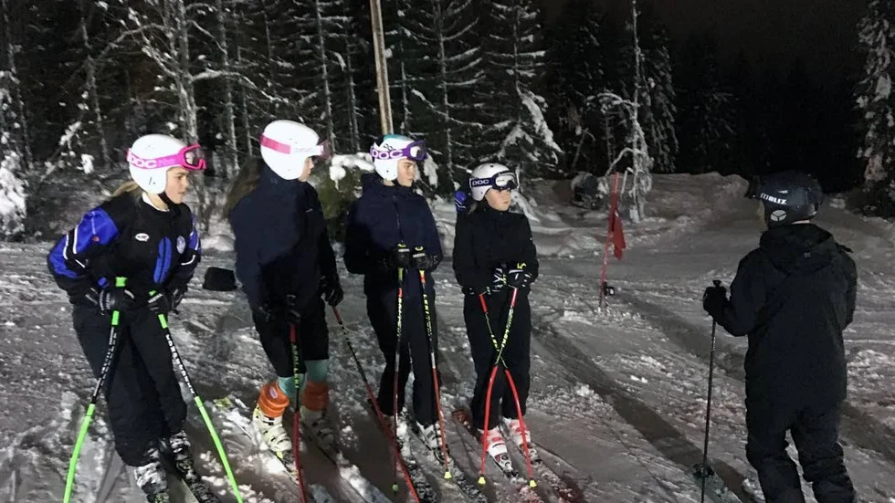 Tolvmannabacken har kvällsträning. Här finns tio nedfarter och sex liftar. Ett alpint paradis i södra Östergötland som Idrottsresan besökt.