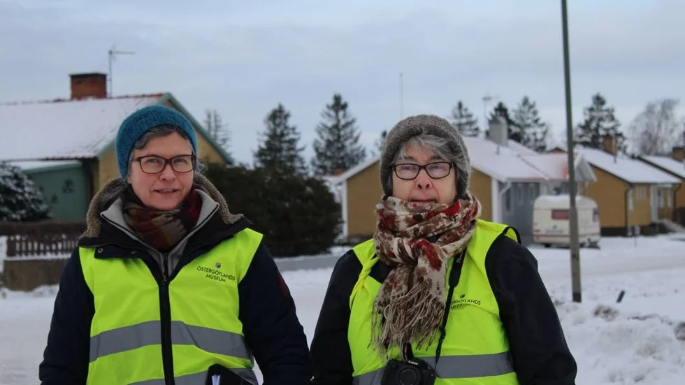 De gula tegelvillorna har ofta fått nya fönster, konstaterar Klara Johansson och Anita Löfgren Ek.