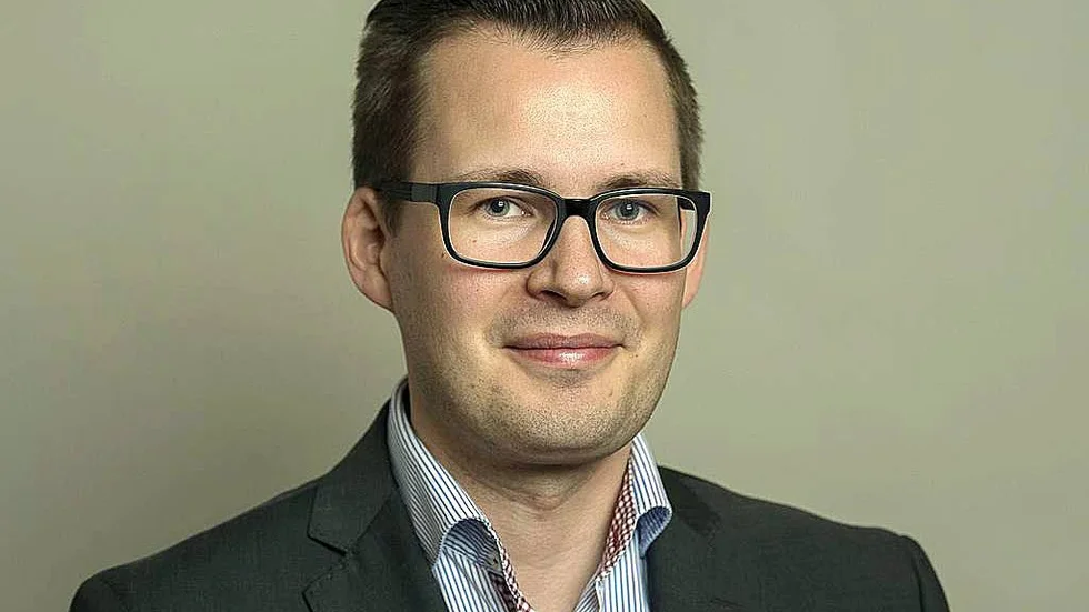 SD:s distrikordförande i Kalmar län, Mattias Bäckstrand-Johansson, tycker att det är ironi bakom inlägget, men anser samtidigt att det är olämpligt att uttrycka sig så av en företrädare för partiet.