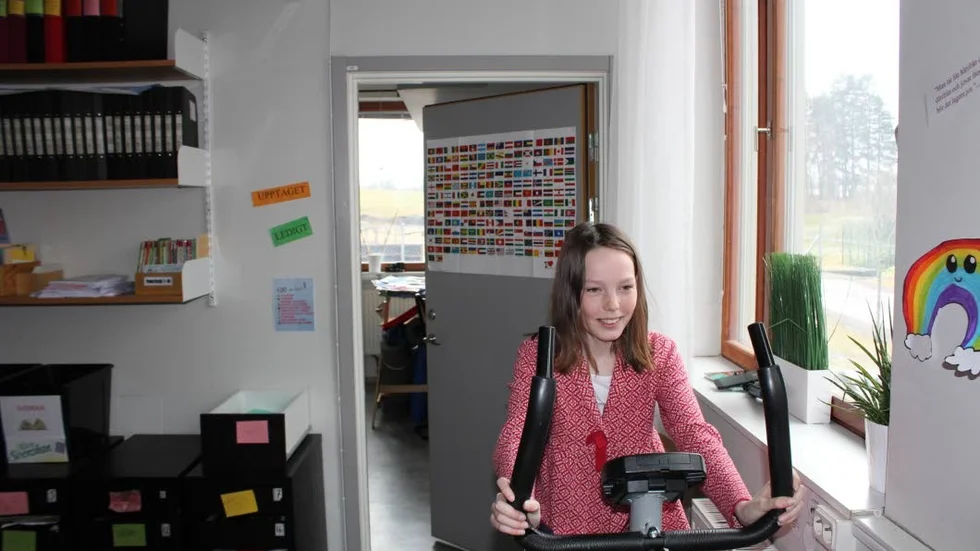 Klass 6 A:s minigym tar liten plats i klassrummet. Maja Hornwall höjer pulsen i motionscykeln.