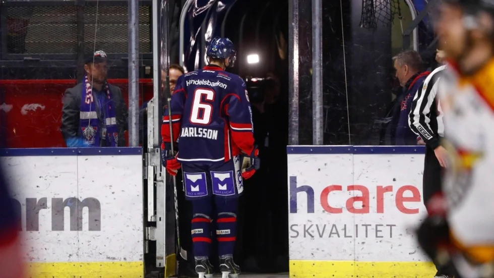 LINKÖPING 20190307 
Linköpings Alexander Karlsson fick matchstraff för tacklingen mot Luleås Emil Larsson under torsdagens ishockeymatch i SHL mellan Linköping HC och Luleå HF i Saab Arena. Foto Stefan Jerrevång / TT kod 60160