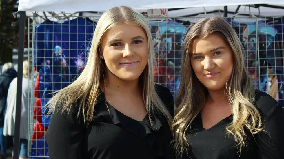 Vendela Bengtsson och Angelica Karlsson sålde plastöverdrag på marknaden.